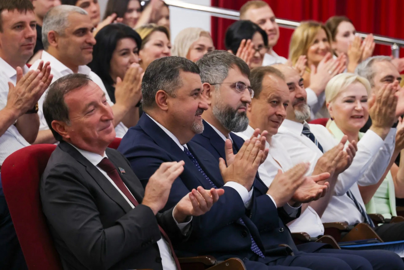 Талантливым выпускникам дагестанских школ вручили денежные сертификаты